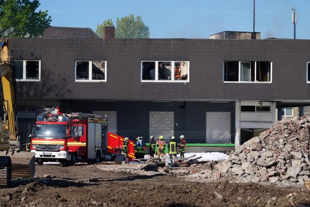 23 April 2026, North Rhine-Westphalia, Dortmund: Fire department vehicles can be seen in front of a badly damaged building after a fire in the city center. A fire has broken out in a vacant building in Dortmund. According to the fire department, a large contingent has been in action for several hours. The fire was reported at around 9.30 p.m., according to reports. As the entire roof was on fire, the fire department was unable to enter the building. The extinguishing work therefore moved outside. According to the fire department, parts of the roof collapsed as a result. Photo: Bernd Thissen/dpa