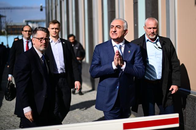 23 April 2026, Berlin: Reza Pahlavi (2-R) arrives at the German Press Conference. The Shah's son Pahlavi is visiting Berlin. Photo: Sebastian Christoph Gollnow/dpa