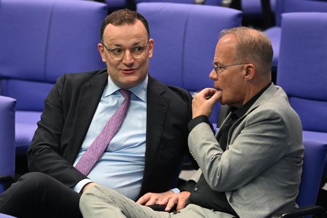 23 April 2026, Berlin: Jens Spahn (L), CDU/CSU parliamentary group leader in the Bundestag, speaks with Matthias Miersch, leader of the SPD parliamentary group in the Bundestag, during the Bundestag session. Another topic is the acceleration of the awarding of public contracts. Photo: Markus Lenhardt/dpa