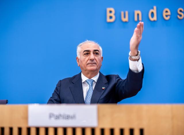 23 April 2026, Berlin: Reza Pahlavi, the son of the former Iranian Shah, takes part in a press conference on the current situation in Iran at the Federal Press Conference Center. Photo: Michael Kappeler/dpa
