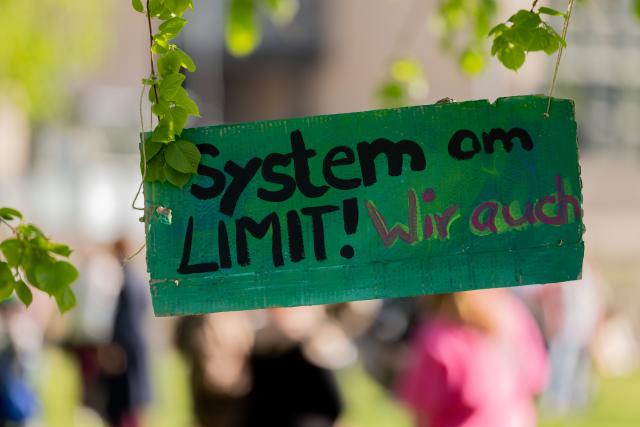 23 April 2026, North Rhine-Westphalia, Duesseldorf: Nursery teachers are taking part in a demonstration against the planned amendment to the Child Education Act (KiBiz) under the slogan "KiBiz remains garbage" in front of the state parliament. The Verdi trade union has called for the protest on the occasion of an expert hearing on the government draft in the state parliament's family committee. Photo: Rolf Vennenbernd/dpa