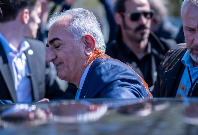 23 April 2026, Berlin: Reza Pahlavi, the son of the Iranian Shah, has tomato paste on his shoulder after a press conference on the current situation in Iran at the Federal Press Conference Center. Photo: Michael Kappeler/dpa