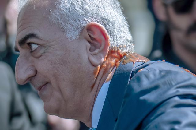 23 April 2026, Berlin: Reza Pahlavi, the son of the Iranian Shah, has tomato paste on his shoulder after a press conference on the current situation in Iran at the Federal Press Conference Center. Photo: Michael Kappeler/dpa