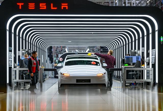 23 April 2026, Brandenburg, Grünheide: Tesla Model Y vehicles are checked during final inspection at the Gigafactory Berlin-Brandenburg. The US electric car manufacturer Tesla wants to increase the number of employees at its only European car factory in Grünheide near Berlin by 1,000 in the short term. The company announced this to the German Press Agency. This would mean 11,700 people working there. Tesla justifies the increase with increased demand. Just over two years ago, around 12,400 people worked there. Photo: Patrick Pleul/dpa