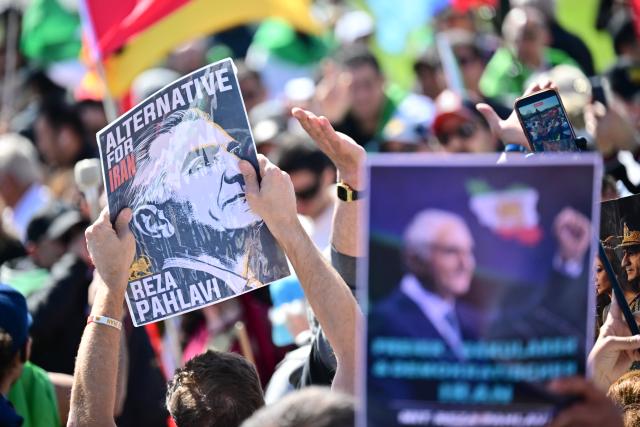 23 April 2026, Berlin: The participants of the demonstration "Supporting the Iranian Revolution on the occasion of Crown Prince Pahlavi's trip to Berlin", which is taking place on the occasion of the visit of the Iranian Shah's son Pahlavi to Berlin. Photo: Sebastian Gollnow/dpa