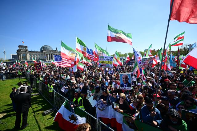 23 April 2026, Berlin: People take part in a demonstration titled 'Support for the Iranian Revolution on the Occasion of Crown Prince Reza Pahlavi's Visit to Berlin,' held to mark the visit of the exiled son of Iran's former shah to the German capital. Photo: Sebastian Gollnow/dpa