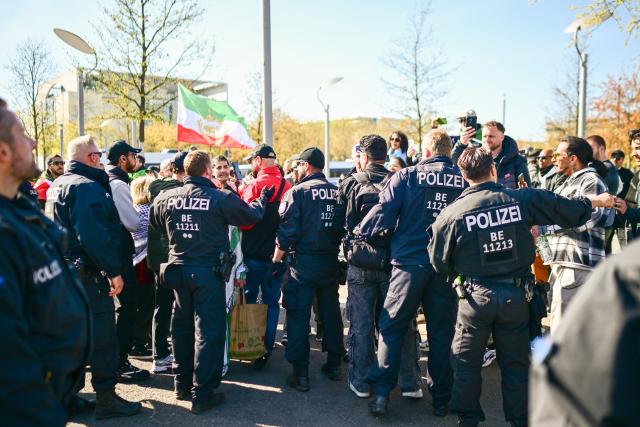23 April 2026, Berlin: Police push counter-demonstrators aside on the fringes of a demonstration titled 'Support for the Iranian Revolution on the Occasion of Crown Prince Reza Pahlavi's Visit to Berlin,' held during the visit of Reza Pahlavi, the exiled son of Iran's former shah, to the German capital. Photo: Sebastian Gollnow/dpa