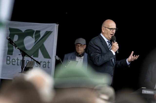 FILED - 07 May 2025, Brandenburg, Schwedt/Oder: Dietmar Woidke, Minister-President of Brandenburg, speaks at a demonstration in support of the PCK oil refinery. German officials were scrambling to respond on Thursday to an announcement by Moscow that it would stop allowing the transit of Kazakh oil through Russia to eastern Germany via the Druzhba pipeline. Photo: Fabian Sommer/dpa
