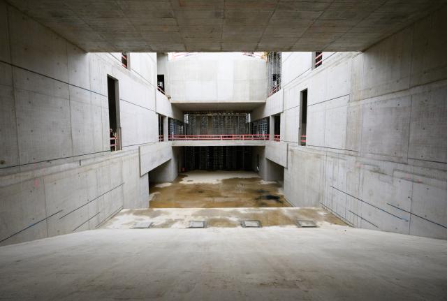 FILED - 17 October 2025, Berlin: Visitors will be able to view some of the interior spaces during the topping-out ceremony for the new Berlin Modern museum building at the Kulturforum in Berlin-Tiergarten. The opening of a new museum in the German capital, the Berlin Modern, has been delayed again to 2030 after water damage and microbial infestation were discovered in parts of the building, authorities said on Thursday. Photo: Bernd von Jutrczenka/dpa