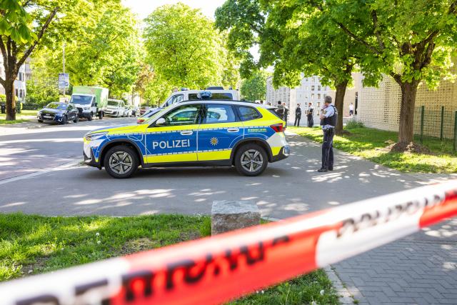 23 April 2026, Baden-Wuerttemberg, Freiburg: Police officers and vehicles stand behind police tape after suspected hazardous materials were found in the basement of a house, prompting a wide cordon before the chemicals were later safely detonated. Photo: Philipp von Ditfurth/dpa