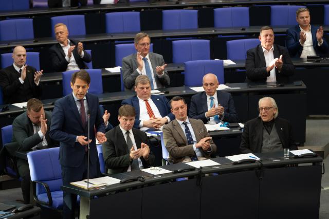 23 April 2026, Berlin: The Alternative for Germany (AfD) caucus applauds as Goetz Froemming (4th L) speaks during a Bundestag session, where another topic of discussion is a court ruling on Correctiv's reporting. Photo: Markus Lenhardt/dpa