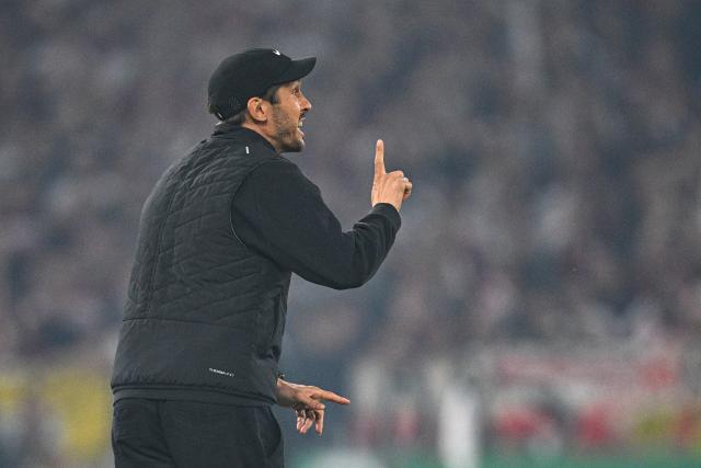 23 April 2026, Baden-Wuerttemberg, Stuttgart: Freiburg coach Julian Schuster  gestures to his players from the touchline during the German DFB Cup semifinal soccer match between VfB Stuttgart and SC Freiburg at MHPArena. Photo: Tom Weller/dpa - IMPORTANT NOTICE: DFL and DFB regulations prohibit any use of photographs as image sequences and/or quasi-video.