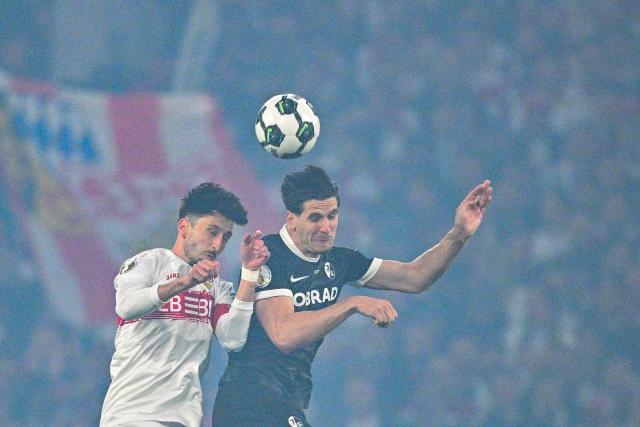 23 April 2026, Baden-Wuerttemberg, Stuttgart: Stuttgart's Atakan Karazor and Freiburg's Igor Matanovic (R) battle for the ball during the German DFB Cup semifinal soccer match between VfB Stuttgart and SC Freiburg at MHPArena. Photo: Tom Weller/dpa - IMPORTANT NOTICE: DFL and DFB regulations prohibit any use of photographs as image sequences and/or quasi-video.