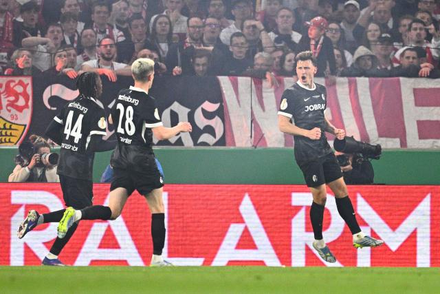 23 April 2026, Baden-Wuerttemberg, Stuttgart: Freiburg's Maximilian Eggestein (R) celebrates after scoring his side's first goal of the game during the German DFB Cup semifinal soccer match between VfB Stuttgart and SC Freiburg at MHPArena. Photo: Tom Weller/dpa - IMPORTANT NOTICE: DFL and DFB regulations prohibit any use of photographs as image sequences and/or quasi-video.