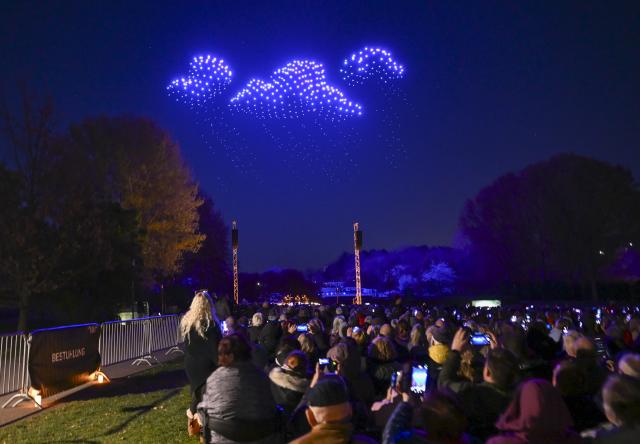 23 April 2026, Berlin: Synchronized drones display light patterns in the sky above the Gardens of the World during a DroneArt show, accompanied by a live string quartet as up to 1,000 drones form shapes in the night sky. Photo: Jens Kalaene/dpa