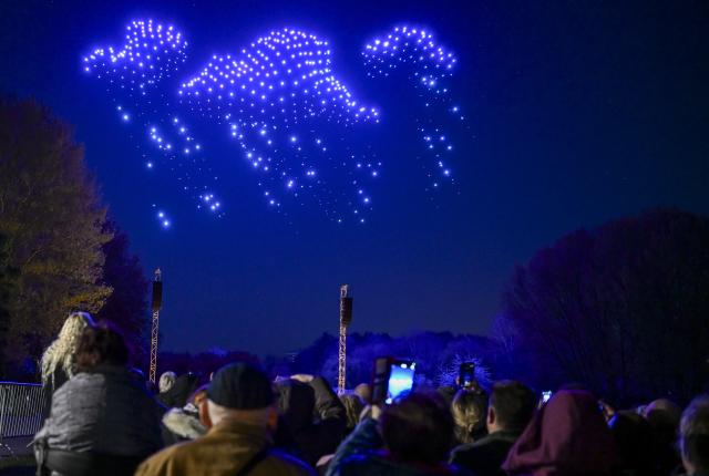 23 April 2026, Berlin: Synchronized drones display light patterns in the sky above the Gardens of the World during a DroneArt show, accompanied by a live string quartet as up to 1,000 drones form shapes in the night sky. Photo: Jens Kalaene/dpa