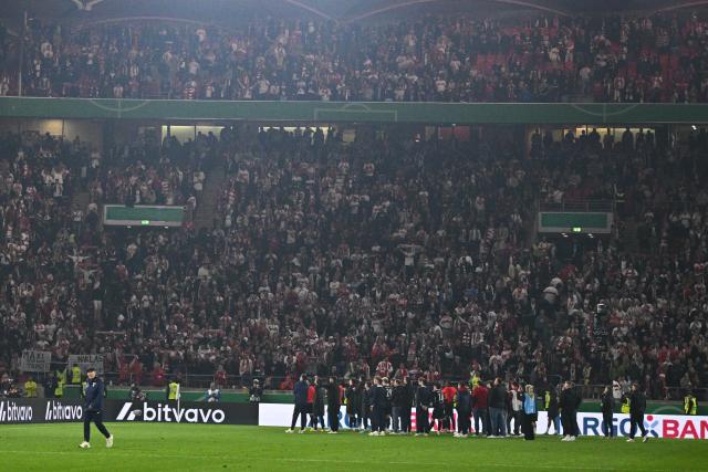 23 April 2026, Baden-Wuerttemberg, Stuttgart: Freiburg players thank the fans after the German DFB Cup semifinal soccer match between VfB Stuttgart and SC Freiburg at MHPArena. Photo: Tom Weller/dpa - IMPORTANT NOTICE: DFL and DFB regulations prohibit any use of photographs as image sequences and/or quasi-video.