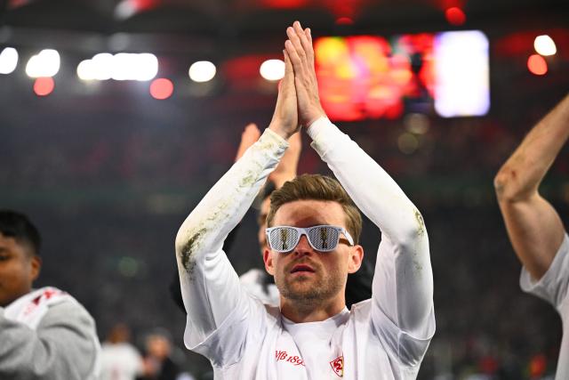 23 April 2026, Baden-Wuerttemberg, Stuttgart: Stuttgart's Maximilian Mittelstaedt thanks the fans after winning the German DFB Cup semifinal soccer match between VfB Stuttgart and SC Freiburg at MHPArena. Photo: Tom Weller/dpa - IMPORTANT NOTICE: DFL and DFB regulations prohibit any use of photographs as image sequences and/or quasi-video.