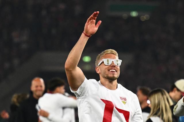 23 April 2026, Baden-Wuerttemberg, Stuttgart: Stuttgart's Ermedin Demirovic celebrates after winning the German DFB Cup semifinal soccer match between VfB Stuttgart and SC Freiburg at MHPArena. Photo: Tom Weller/dpa - IMPORTANT NOTICE: DFL and DFB regulations prohibit any use of photographs as image sequences and/or quasi-video.