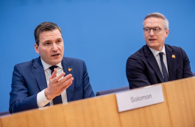 24 April 2026, Berlin: Evan Solomon, Canadian Minister for Artificial Intelligence and Digital Innovation and Karsten Wildberger (R), German Minister for Digitalization and State Modernization, hold a press conference on the German-Canadian Partnership for Sovereign AI. Photo: Michael Kappeler/dpa