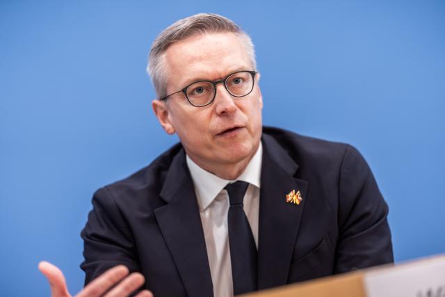 24 April 2026, Berlin: Karsten Wildberger, German Minister for Digitalization and State Modernization, takes part in a press conference with Evan Solomon, Canadian Minister for Artificial Intelligence and Digital Innovation, on the German-Canadian Partnership for Sovereign AI. Photo: Michael Kappeler/dpa