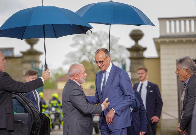 FILED - 20 April 2026, Lower Saxony, Hanover: German Chancellor Friedrich Merz (R) welcomes Brazil's President Lula da Silva to the German-Brazilian intergovernmental consultations meeting at Herrenhausen Palace. Photo: Michael Kappeler/dpa