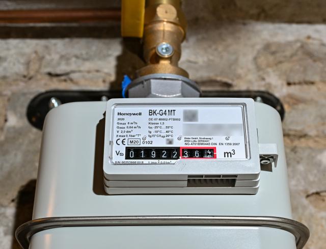 ILLUSTRATION - 08 June 2023, Sieversdorf: A gas meter in the basement of a family house. Photo: Patrick Pleul/dpa