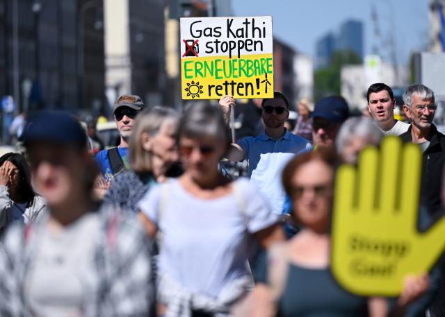 24 April 2026, Bavaria, Munich: A large crowd gathers at Odeonsplatz for a "Fridays for Future" demonstration, holding signs reading "Common sense, not lobby politics," as participants protest the federal government's climate and energy policies. Photo: Sven Hoppe/dpa