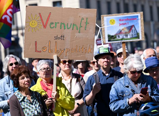 24 April 2026, Bavaria, Munich: A large crowd gathers at Odeonsplatz for a "Fridays for Future" demonstration, holding signs reading "Common sense, not lobby politics," as participants protest the federal government's climate and energy policies. Photo: Sven Hoppe/dpa
