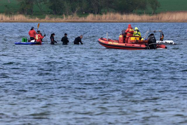 24 April 2026, Mecklenburg-Vorpommern, Fährdorf: Rescuers work in close proximity to a humpback whale that remains stuck in shallow water off the coast near Wismar about three weeks after stranding, despite ongoing rescue efforts by a private initiative. Photo: Marcus Golejewski/dpa