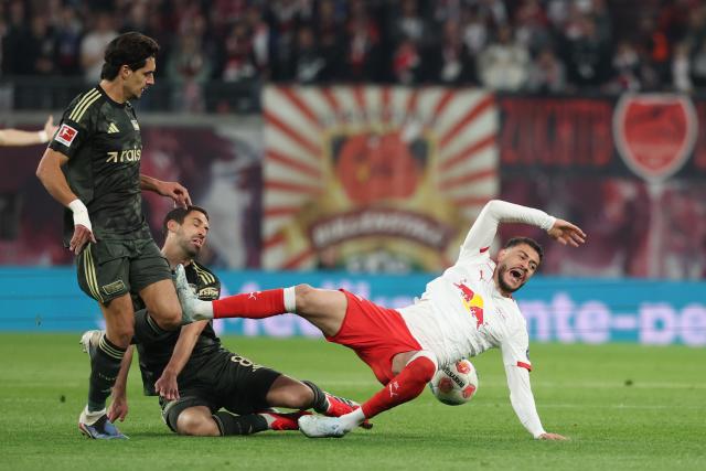 24 April 2026, Saxony, Leipzig: (L-R) Union Berlin's Diogo Leite, Union Berlin's Rani Khedira, and Leipzig's Romulo battle for the ball during the German Bundesliga soccer match between RB Leipzig and 1. FC Union Berlin at Red Bull Arena. Photo: Jan Woitas/dpa - IMPORTANT NOTICE: DFL and DFB regulations prohibit any use of photographs as image sequences and/or quasi-video.