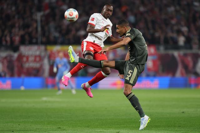 24 April 2026, Saxony, Leipzig: Leipzig's Yan Diomande and Union Berlin's Danilho Doekhi (R) battle for the ball during the German Bundesliga soccer match between RB Leipzig and 1. FC Union Berlin at Red Bull Arena. Photo: Jan Woitas/dpa - IMPORTANT NOTICE: DFL and DFB regulations prohibit any use of photographs as image sequences and/or quasi-video.