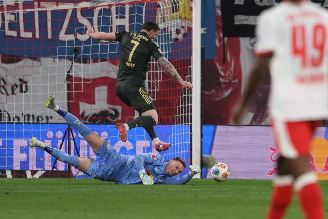 24 April 2026, Saxony, Leipzig: Leipzig goalkeeper Maarten Vandevoordt clears the ball next to Union Berlin's Oliver Burke during the German Bundesliga soccer match between RB Leipzig and 1. FC Union Berlin at Red Bull Arena. Photo: Jan Woitas/dpa - IMPORTANT NOTICE: DFL and DFB regulations prohibit any use of photographs as image sequences and/or quasi-video.
