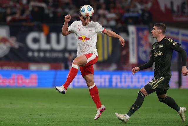 24 April 2026, Saxony, Leipzig: Leipzig's Willi Orban heads the ball next to Union Berlin's Andrej Ilic (R) during the German Bundesliga soccer match between RB Leipzig and 1. FC Union Berlin at Red Bull Arena. Photo: Jan Woitas/dpa - IMPORTANT NOTICE: DFL and DFB regulations prohibit any use of photographs as image sequences and/or quasi-video.