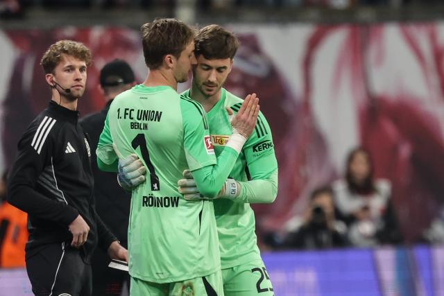 24 April 2026, Saxony, Leipzig: Union Berlin goalkeeper Frederik Roennow is replaced by goalkeeper Carl Klaus after sustaining an injury during the German Bundesliga soccer match between RB Leipzig and 1. FC Union Berlin at Red Bull Arena. Photo: Jan Woitas/dpa - IMPORTANT NOTICE: DFL and DFB regulations prohibit any use of photographs as image sequences and/or quasi-video.