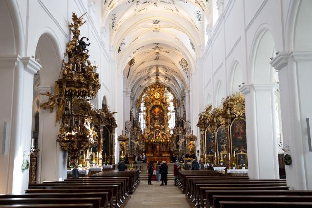 PRODUCTION - 24 April 2026, Bavaria, Bamberg: A view of the altar in the central nave of St. Michael's Church. The former abbey church of the St. Michael monastery complex is reopened after 14 years of renovation. Photo: Daniel Vogl/dpa