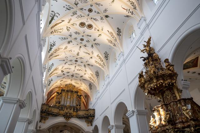 PRODUCTION - 24 April 2026, Bavaria, Bamberg: A view of the restored central nave vault "Heaven's Garden" of St. Michael's Church. The former abbey church of the St. Michael monastery complex is reopened after 14 years of renovation. Photo: Daniel Vogl/dpa