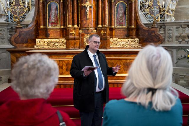 PRODUCTION - 24 April 2026, Bavaria, Bamberg: Bertram Felix (C), Finance and Foundations Officer, speaks during the guided tour of St. Michael's Church. The former abbey church of the St. Michael monastery complex is reopened after 14 years of renovation. Photo: Daniel Vogl/dpa