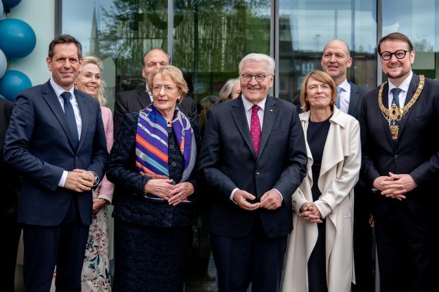 25 April 2026, Lower Saxony, Emden: (L-R) Olaf Lies, Minister President of Lower Saxony, Eske Nannen, founder of the Kunsthalle, German President Frank-Walter Steinmeier and his wife Elke Buedenbender as well as Tim Kruithoff, Lord Mayor of Emden, stand in front of the entrance to the Emden Art Gallery (Kunsthalle). The Kunsthalle is clebrating its 40 years anniversary by presenting the exhibition "Pictures we love" to mark the occasion. Photo: Hauke-Christian Dittrich/dpa