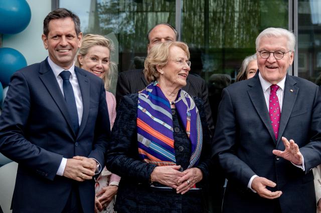 25 April 2026, Lower Saxony, Emden: (L-R) Olaf Lies, Minister President of Lower Saxony, Eske Nannen, founder of the Kunsthalle, and German President Frank-Walter Steinmeier stand in front of the entrance to the Emden Art Gallery (Kunsthalle). The Kunsthalle is clebrating its 40 years anniversary by presenting the exhibition "Pictures we love" to mark the occasion. Photo: Hauke-Christian Dittrich/dpa