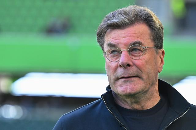 25 April 2026, Lower Saxony, Wolfsburg: Wolfsburg Coach Dieter Hecking reacts ahead of the German Bundesliga soccer match between VfL Wolfsburg and Borussia Moenchengladbach at the Volkswagen Arena. Photo: Swen Pförtner/dpa - IMPORTANT NOTE: In accordance with the regulations of the DFL German Football League and the DFB German Football Association, it is prohibited to utilize or have utilized photographs taken in the stadium and/or of the match in the form of sequential images and/or video-like photo series.