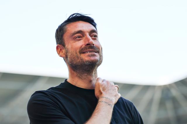 25 April 2026, Bavaria, Augsburg: Eintracht Frankfurt coach Albert Riera smiles ahead of the German Bundesliga soccer match between FC Augsburg and Eintracht Frankfurt at WWK-Arena. Photo: Daniel Löb/dpa - WICHTIGER HINWEIS: Gemäß den Vorgaben der DFL Deutsche Fußball Liga bzw. des DFB Deutscher Fußball-Bund ist es untersagt, in dem Stadion und/oder vom Spiel angefertigte Fotoaufnahmen in Form von Sequenzbildern und/oder videoähnlichen Fotostrecken zu verwerten bzw. verwerten zu lassen.