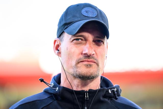 25 April 2026, Baden-Wuerttemberg, Heidenheim: Alexander Blessin, head coach of FC St. Pauli, reacts during a pre-match interview ahead of the German Bundesliga soccer match between 1. FC Heidenheim and FC St. Pauli at Voith-Arena. Photo: Tom Weller/dpa - WICHTIGER HINWEIS: Gemäß den Vorgaben der DFL Deutsche Fußball Liga bzw. des DFB Deutscher Fußball-Bund ist es untersagt, in dem Stadion und/oder vom Spiel angefertigte Fotoaufnahmen in Form von Sequenzbildern und/oder videoähnlichen Fotostrecken zu verwerten bzw. verwerten zu lassen.