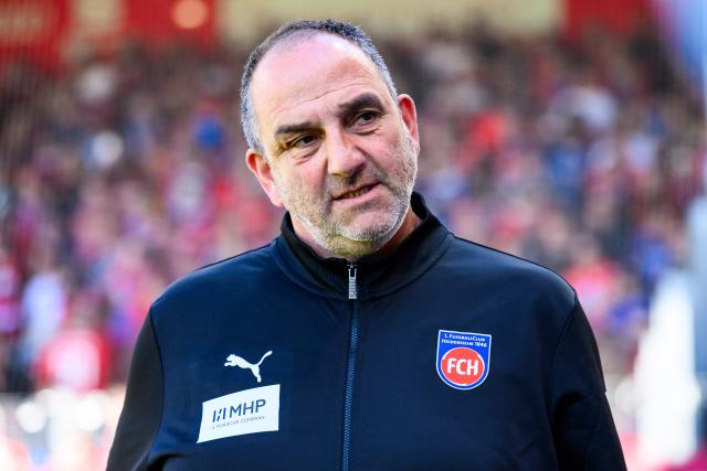 25 April 2026, Baden-Wuerttemberg, Heidenheim: Heidenheim coach Frank Schmidt speaks during a pre-match interview ahead of the German Bundesliga soccer match between 1. FC Heidenheim and FC St. Pauli at Voith-Arena. Photo: Tom Weller/dpa - WICHTIGER HINWEIS: Gemäß den Vorgaben der DFL Deutsche Fußball Liga bzw. des DFB Deutscher Fußball-Bund ist es untersagt, in dem Stadion und/oder vom Spiel angefertigte Fotoaufnahmen in Form von Sequenzbildern und/oder videoähnlichen Fotostrecken zu verwerten bzw. verwerten zu lassen.