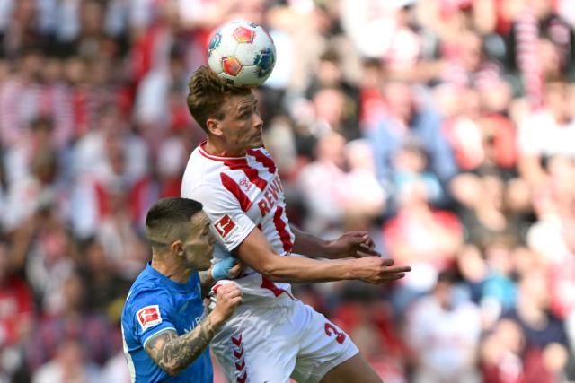 25 April 2026, North Rhine-Westphalia, Cologne: Cologne's Kristoffer Lund and Leverkusen's Exequiel Palacios battle for the ball during the German Bundesliga soccer match between 1. FC Cologne and Bayer Leverkusen at RheinEnergieSTADION. Photo: Federico Gambarini/dpa - WICHTIGER HINWEIS: Gemäß den Vorgaben der DFL Deutsche Fußball Liga bzw. des DFB Deutscher Fußball-Bund ist es untersagt, in dem Stadion und/oder vom Spiel angefertigte Fotoaufnahmen in Form von Sequenzbildern und/oder videoähnlichen Fotostrecken zu verwerten bzw. verwerten zu lassen.