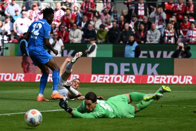 25 April 2026, North Rhine-Westphalia, Cologne: Cologne's Said El Mala and Leverkusen goalkeeper Janis Blaswich battle for the ball during the German Bundesliga soccer match between 1. FC Cologne and Bayer Leverkusen at RheinEnergieSTADION. Photo: Federico Gambarini/dpa - WICHTIGER HINWEIS: Gemäß den Vorgaben der DFL Deutsche Fußball Liga bzw. des DFB Deutscher Fußball-Bund ist es untersagt, in dem Stadion und/oder vom Spiel angefertigte Fotoaufnahmen in Form von Sequenzbildern und/oder videoähnlichen Fotostrecken zu verwerten bzw. verwerten zu lassen.
