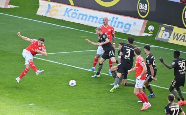 25 April 2026, Rhineland-Palatinate, Mainz: Mainz's Dominik Kohr scores his side's first goal of the game during the German Bundesliga soccer match between FSV Mainz 05 and Bayern Munich at Mewa Arena. Photo: Torsten Silz/dpa - WICHTIGER HINWEIS: Gemäß den Vorgaben der DFL Deutsche Fußball Liga bzw. des DFB Deutscher Fußball-Bund ist es untersagt, in dem Stadion und/oder vom Spiel angefertigte Fotoaufnahmen in Form von Sequenzbildern und/oder videoähnlichen Fotostrecken zu verwerten bzw. verwerten zu lassen.