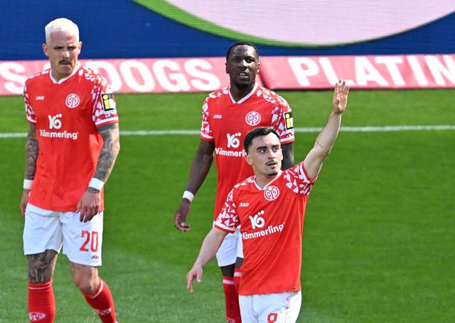 25 April 2026, Rhineland-Palatinate, Mainz: Mainz's Paul Nebel and Mainz's Nadiem Amiri celebrate with their teammates after scoring their side's second goal of the game during the German Bundesliga soccer match between FSV Mainz 05 and Bayern Munich at Mewa Arena. Photo: Torsten Silz/dpa - WICHTIGER HINWEIS: Gemäß den Vorgaben der DFL Deutsche Fußball Liga bzw. des DFB Deutscher Fußball-Bund ist es untersagt, in dem Stadion und/oder vom Spiel angefertigte Fotoaufnahmen in Form von Sequenzbildern und/oder videoähnlichen Fotostrecken zu verwerten bzw. verwerten zu lassen.