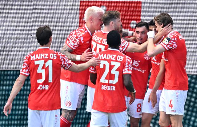 25 April 2026, Rhineland-Palatinate, Mainz: Mainz's Paul Nebel and Mainz's Nadiem Amiri celebrate with their teammates after scoring their side's second goal of the game during the German Bundesliga soccer match between FSV Mainz 05 and Bayern Munich at Mewa Arena. Photo: Torsten Silz/dpa - WICHTIGER HINWEIS: Gemäß den Vorgaben der DFL Deutsche Fußball Liga bzw. des DFB Deutscher Fußball-Bund ist es untersagt, in dem Stadion und/oder vom Spiel angefertigte Fotoaufnahmen in Form von Sequenzbildern und/oder videoähnlichen Fotostrecken zu verwerten bzw. verwerten zu lassen.