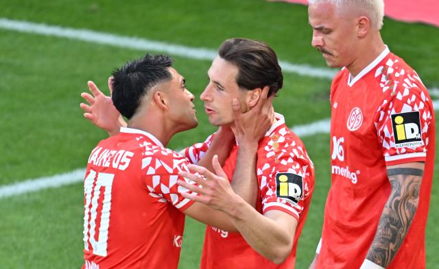 25 April 2026, Rhineland-Palatinate, Mainz: Mainz's Dominik Kohr celebrates with his teammates after scoring his side's first goal of the game during the German Bundesliga soccer match between FSV Mainz 05 and Bayern Munich at Mewa Arena. Photo: Torsten Silz/dpa - WICHTIGER HINWEIS: Gemäß den Vorgaben der DFL Deutsche Fußball Liga bzw. des DFB Deutscher Fußball-Bund ist es untersagt, in dem Stadion und/oder vom Spiel angefertigte Fotoaufnahmen in Form von Sequenzbildern und/oder videoähnlichen Fotostrecken zu verwerten bzw. verwerten zu lassen.